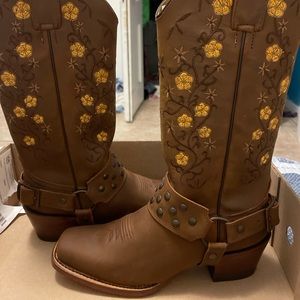 Brand new boots never worn size 9 smoke free house send me best offers